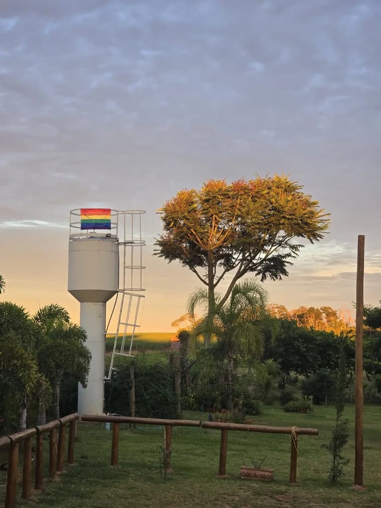 Bandeira com as cores do arco-íris integrada à paisagem do Santuário Céu de Aparecida